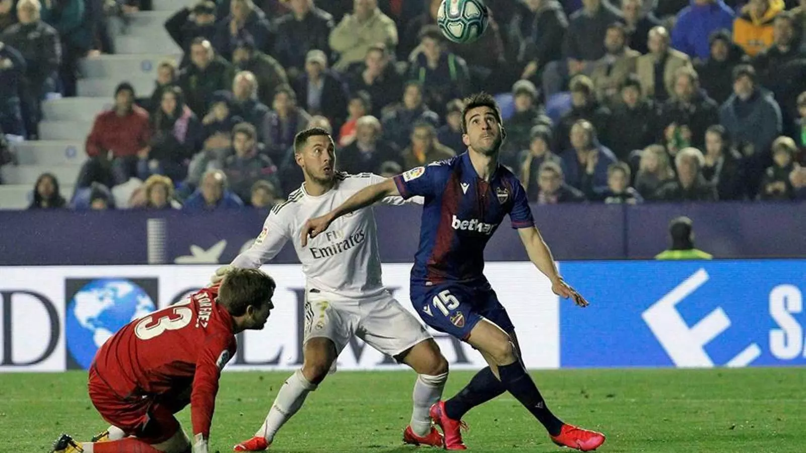 El Reial Madrid cau contra el Llevant i el Barça arribarà líder al Bernabéu (1-0)
