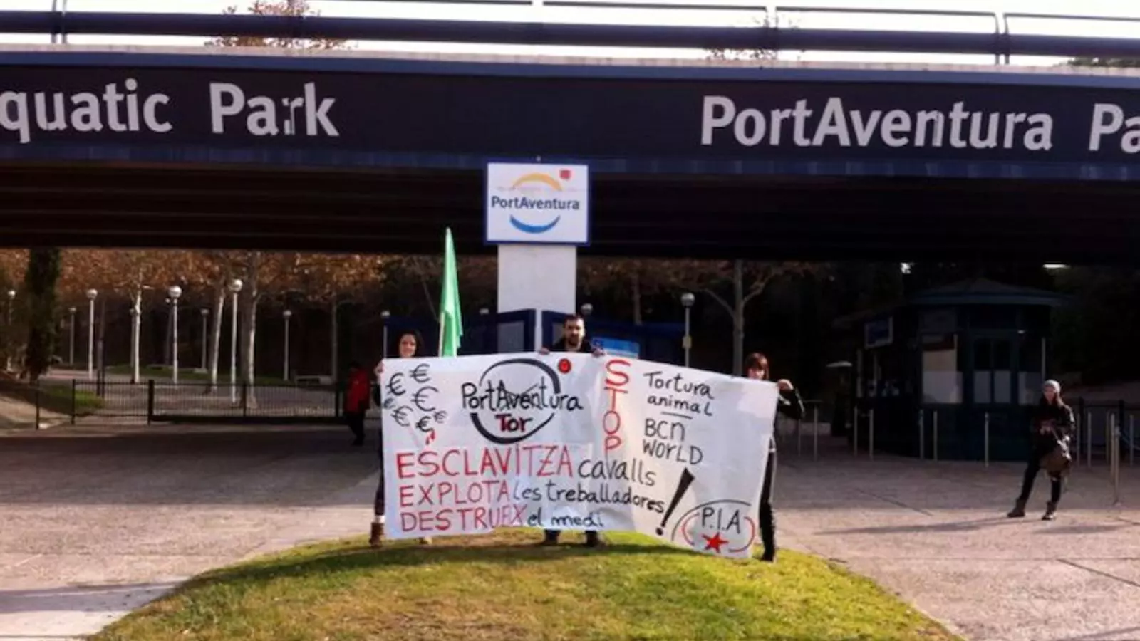Els membres de la plataforma, aquest diumenge a les portes del parc / ACN