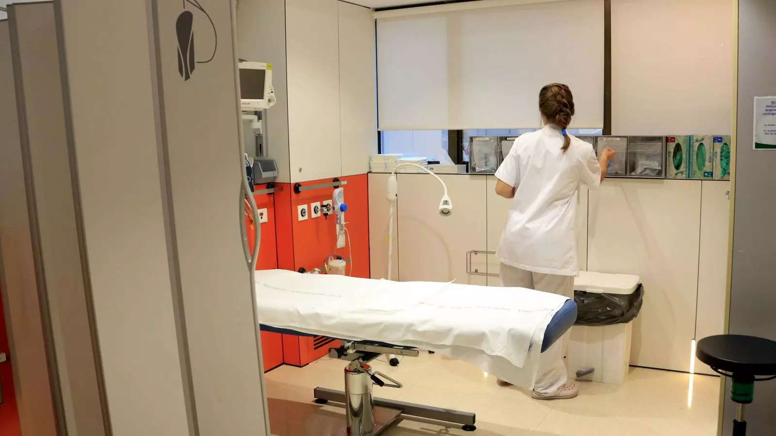 Una infermera prepara el box d'urgències on s'atenen les víctimes d'agressions sexuals a l'Hospital Clínic de Barcelona.