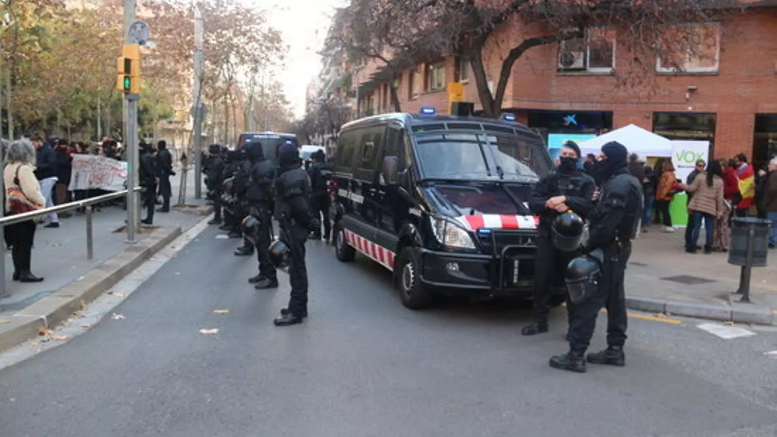Protesta antifeixista contra una carpa de Vox al barri de Sant Andreu de Barcelona