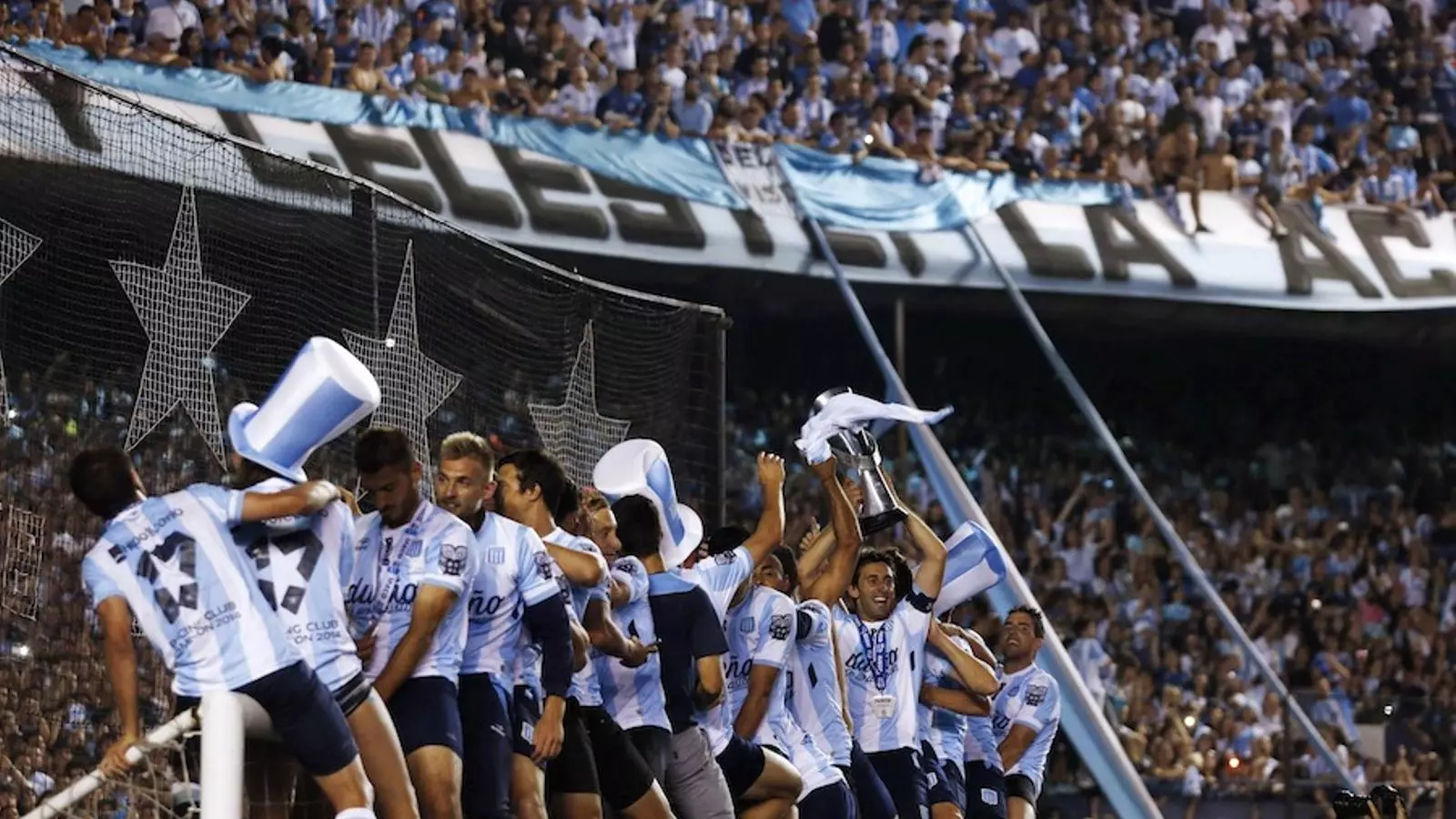 Els jugadors de Racing celebren el triomf amb la seva afició / MARCOS BRINDICCI / REUTERS