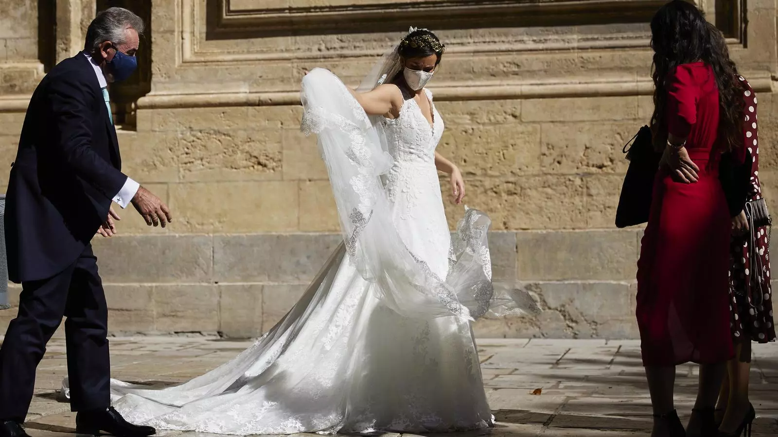 Una nuvia a punt de casar-se durant la pandèmia