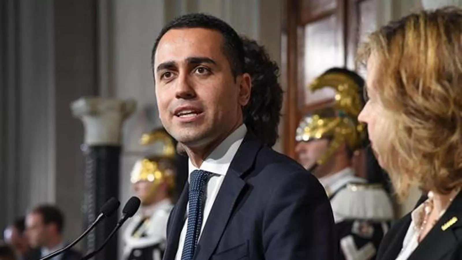 Di Maio compareixent davant de la premsa al palau del Quirinal, seu de la presidència italiana, a mitjan d'abril