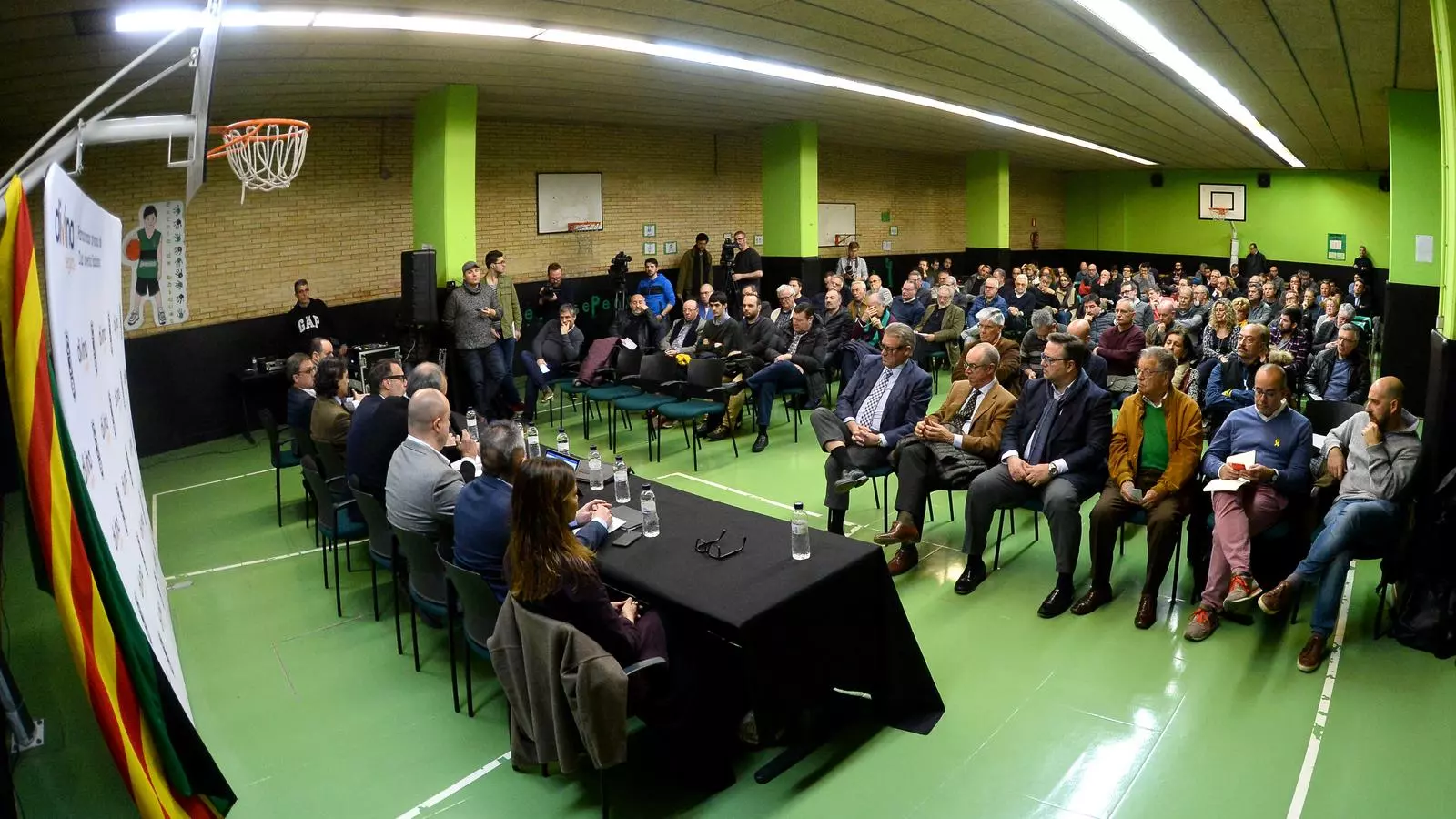 Accionistes durant la junta del Joventut