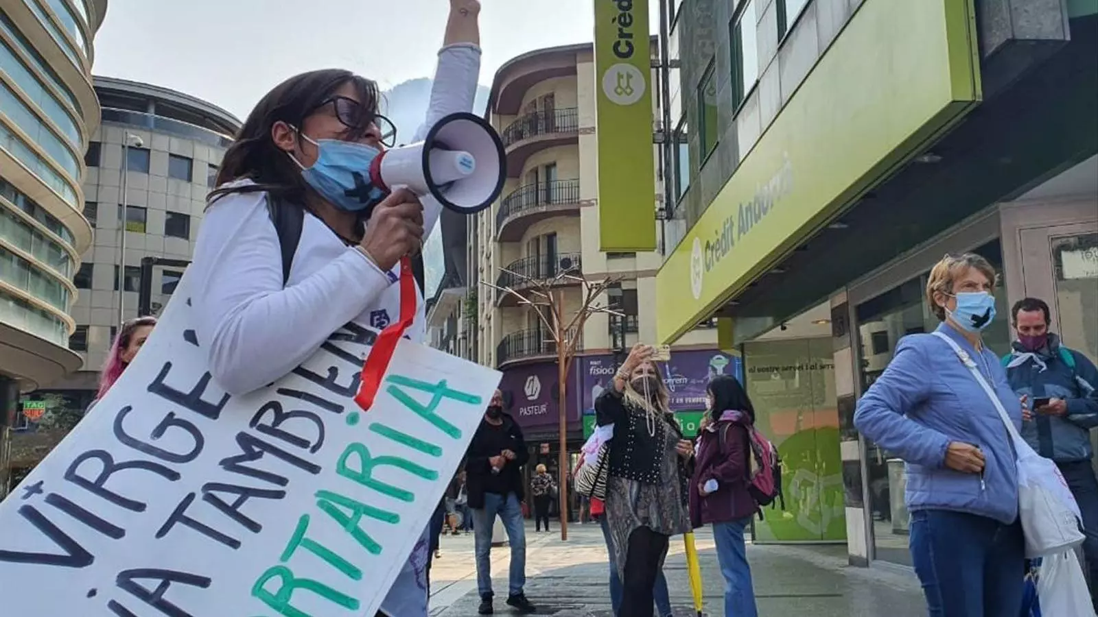 La presidenta de Stop Violències, Vanessa M. Cortés, durant la darrera manifestació per reclamar la despenalització de l'avortament.