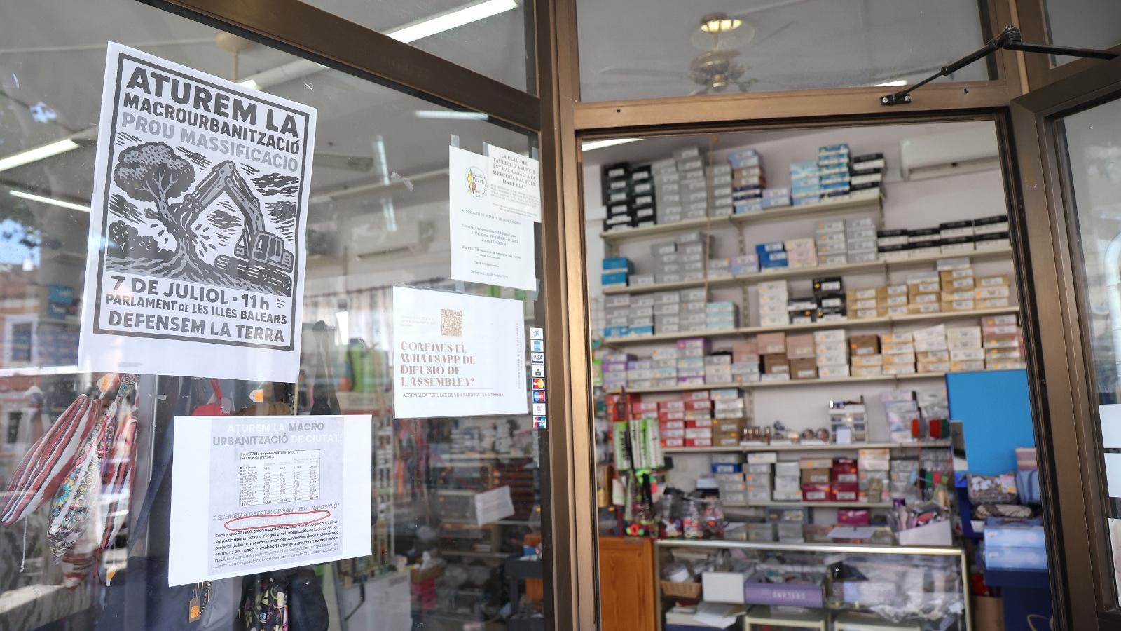 Recogida de firmas en la mercería de Son Sardina
