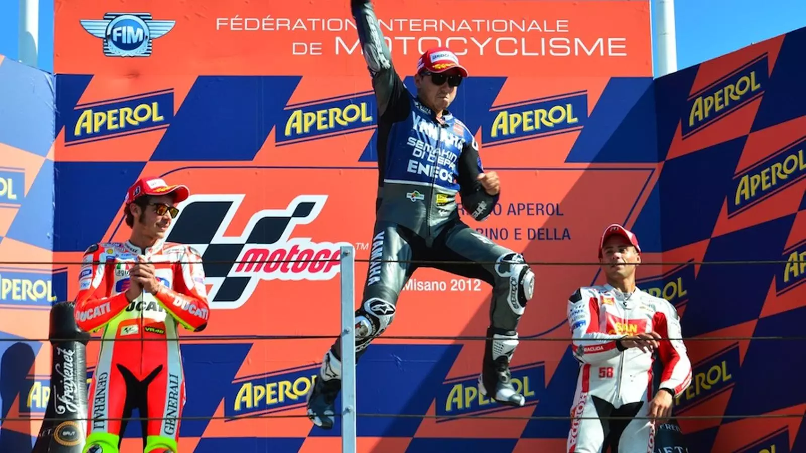 Lorenzo celebra al podi de Misano el triomf a MotoGP / GUISEPPE CACACE / AFP PHOTO