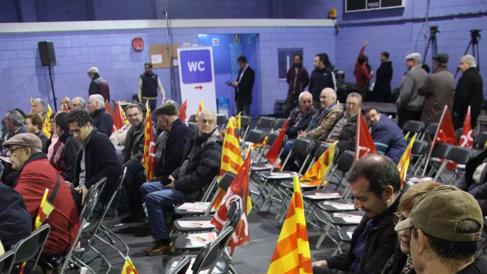 Algunes de les nombroses cadires buides entre el públic, durant l'acte de Carme Chacón i Patxi López a Badalona / ACN