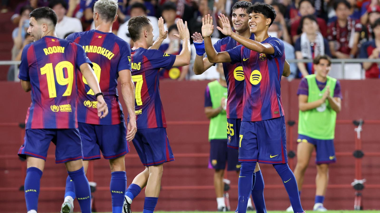 'Dro' Fernández, on the right of the image, celebrates his goal with his teammates.