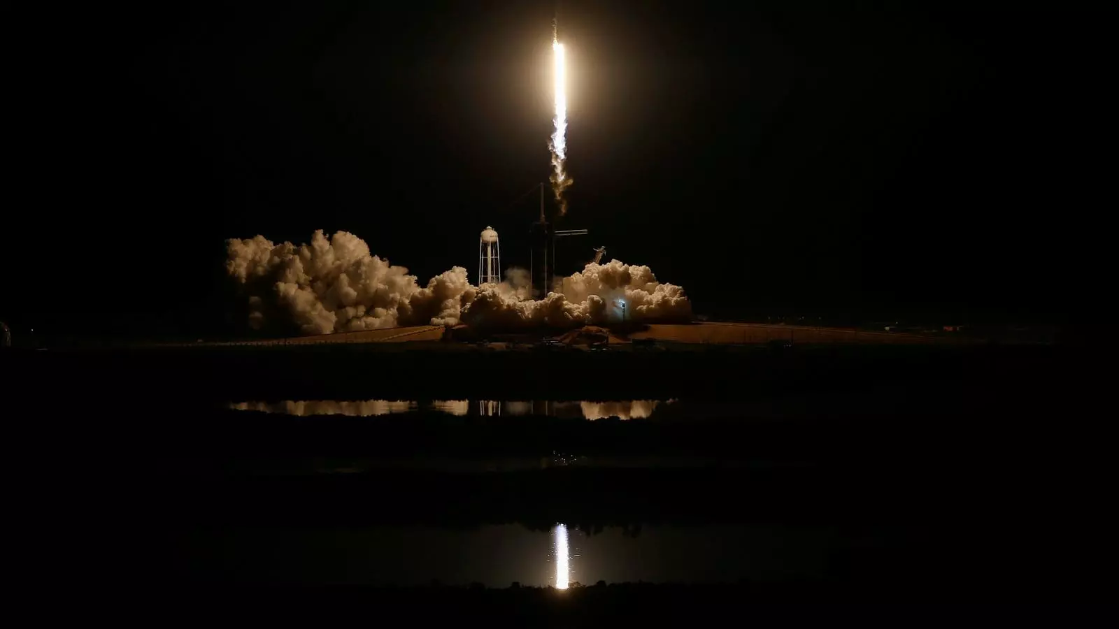 L'empresa d'Elon Musk aconsegueix fer enlairar un coet per a astronautes