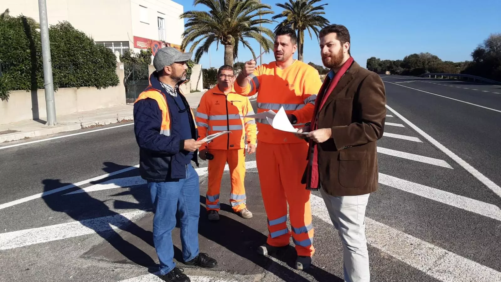 Regidor de Ciutadania, Alexando Gaffar, atenent les explicacions dels tècnics viaris.