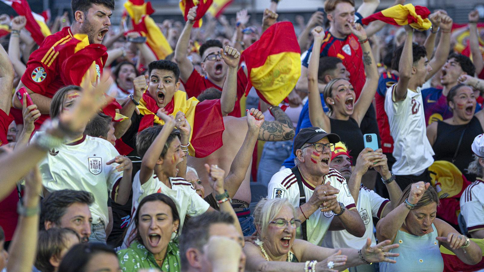 Fans celebrate in Badalona the victory of the Spanish national football team.