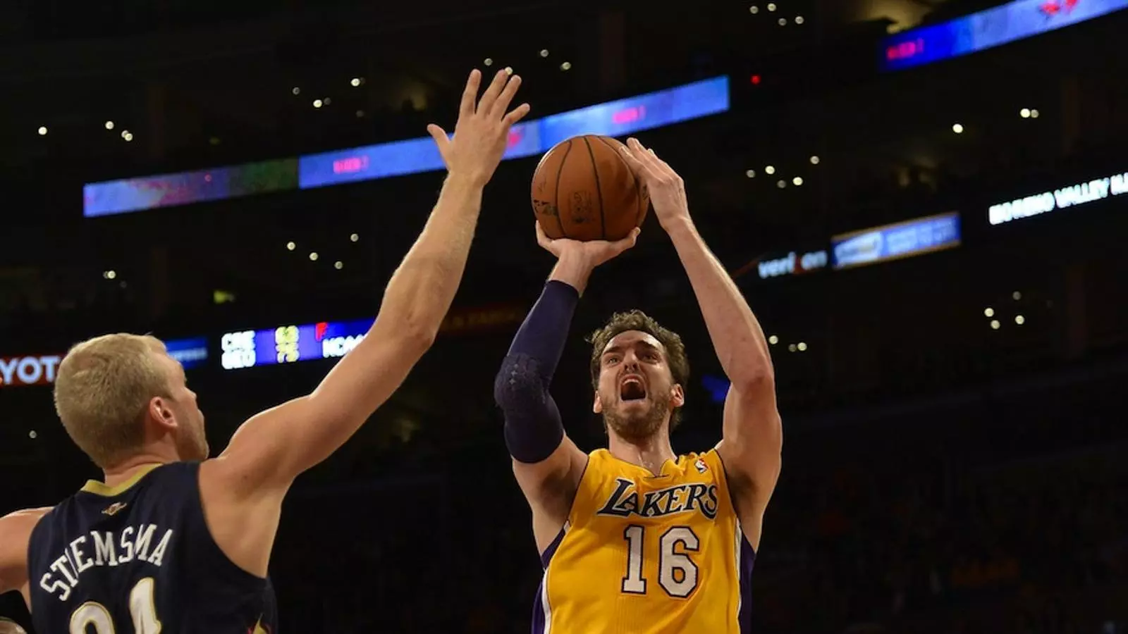 Pau Gasol supera Greg Stiemsma / MICHAEL NELSON / EFE