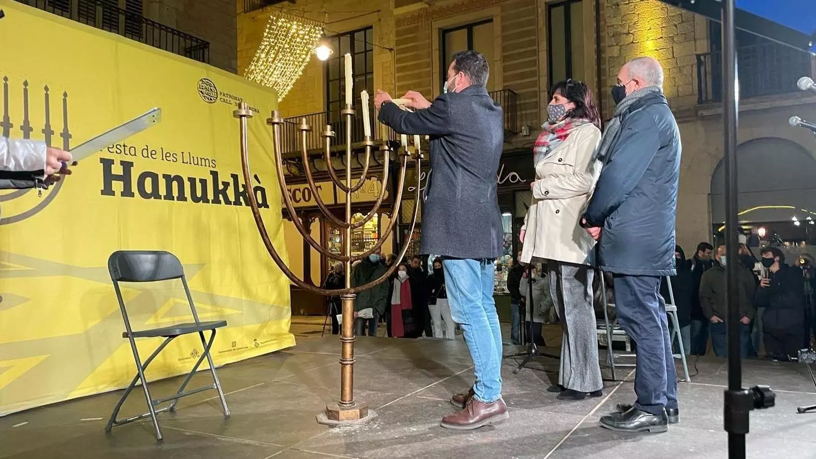 La celebració jueva de la festa de les llums, a la plaça del Vi de Girona.