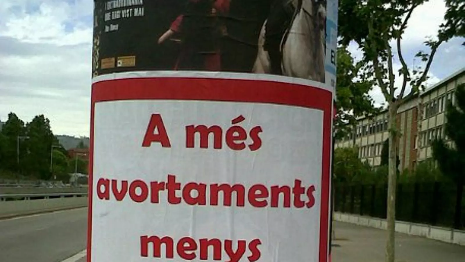 Un dels cartells que E-Cristians ha repartit pel territori