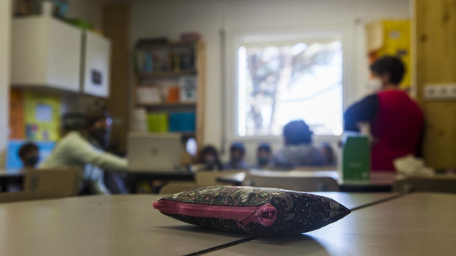 Un estuche en un aula en Barcelona