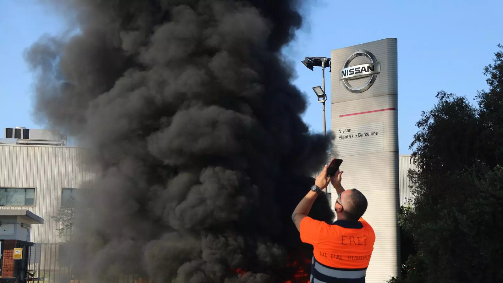 Imatge de la protesta davant la porta de la planta de Nissan.