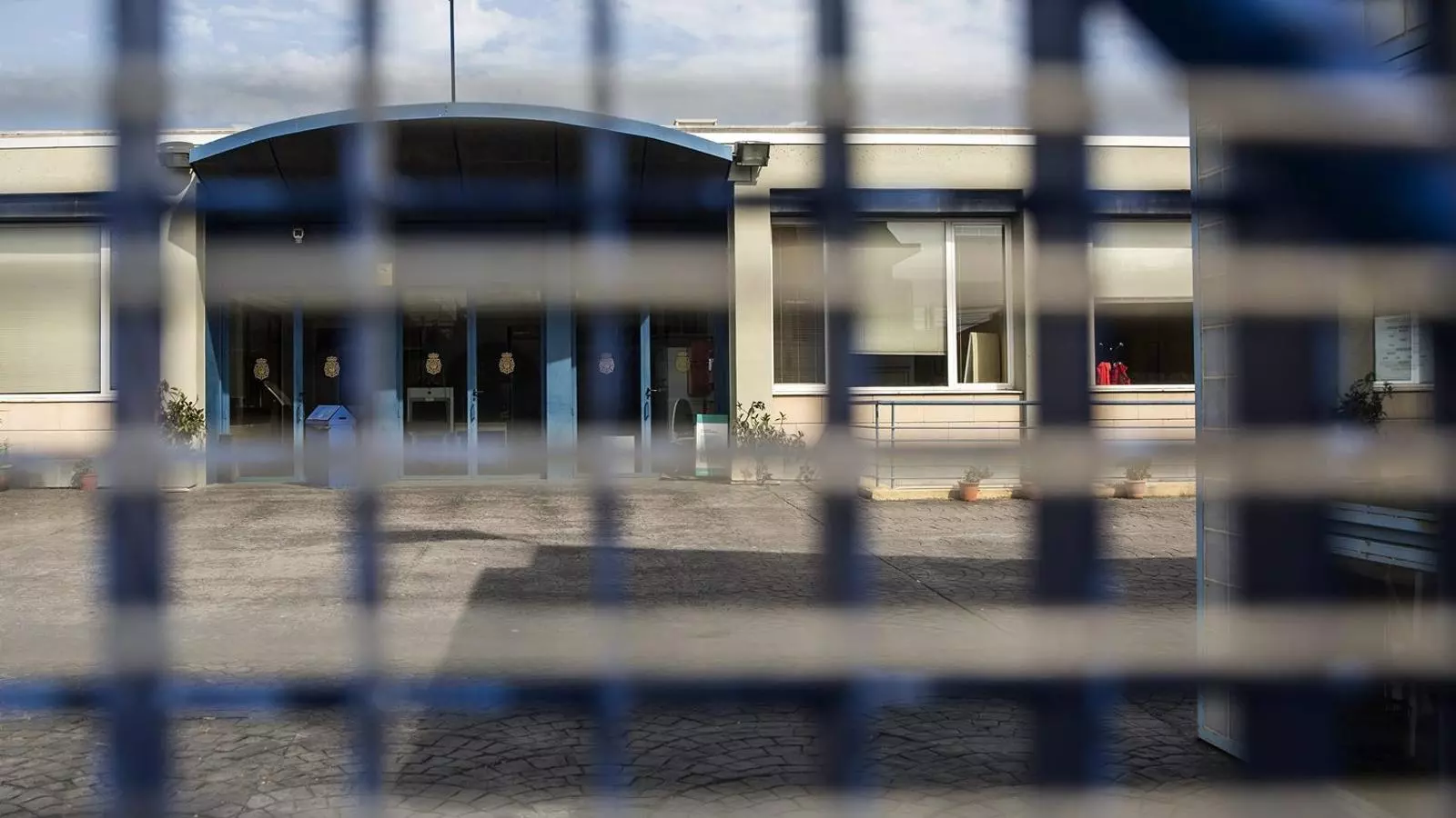 La policia va tornar a impedir ahir l’entrada dels tècnics municipals al CIE de la Zona Franca.