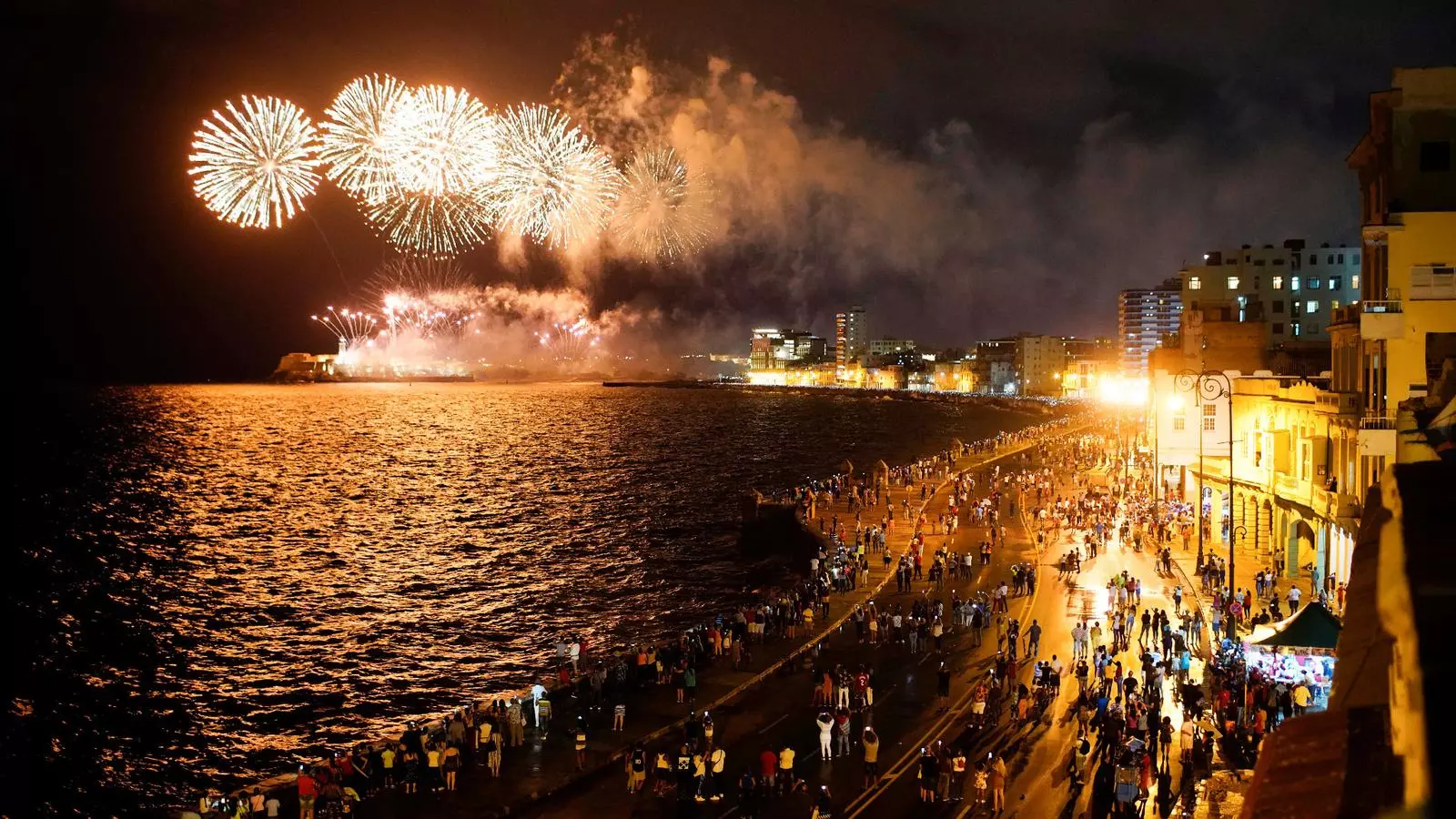 Des del mític Malecón havaner, milers de persones segueixen els focs artificials amb motiu del 500 aniversari de L'Havana.