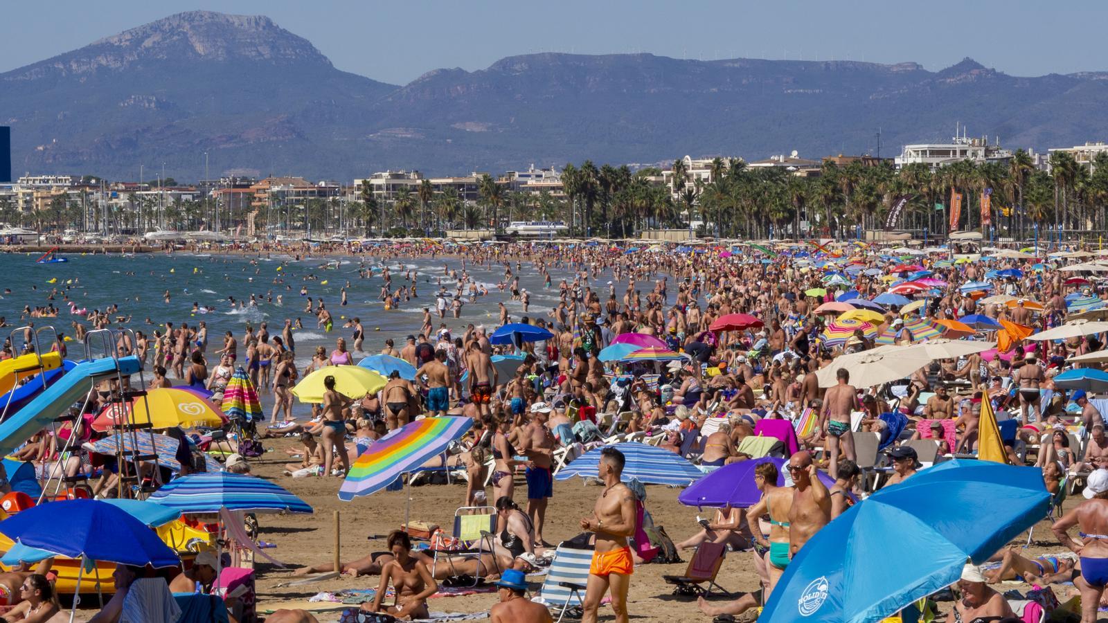 La playa de Levante, en Salou, masificada.