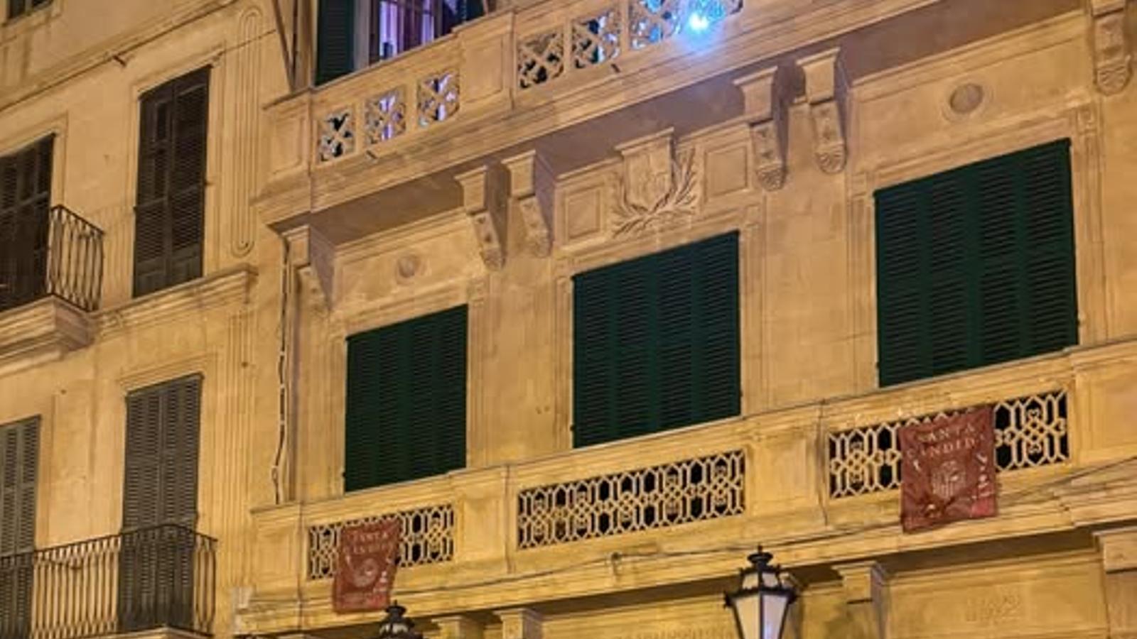 Waste at the gates of Llucmajor Town Hall.