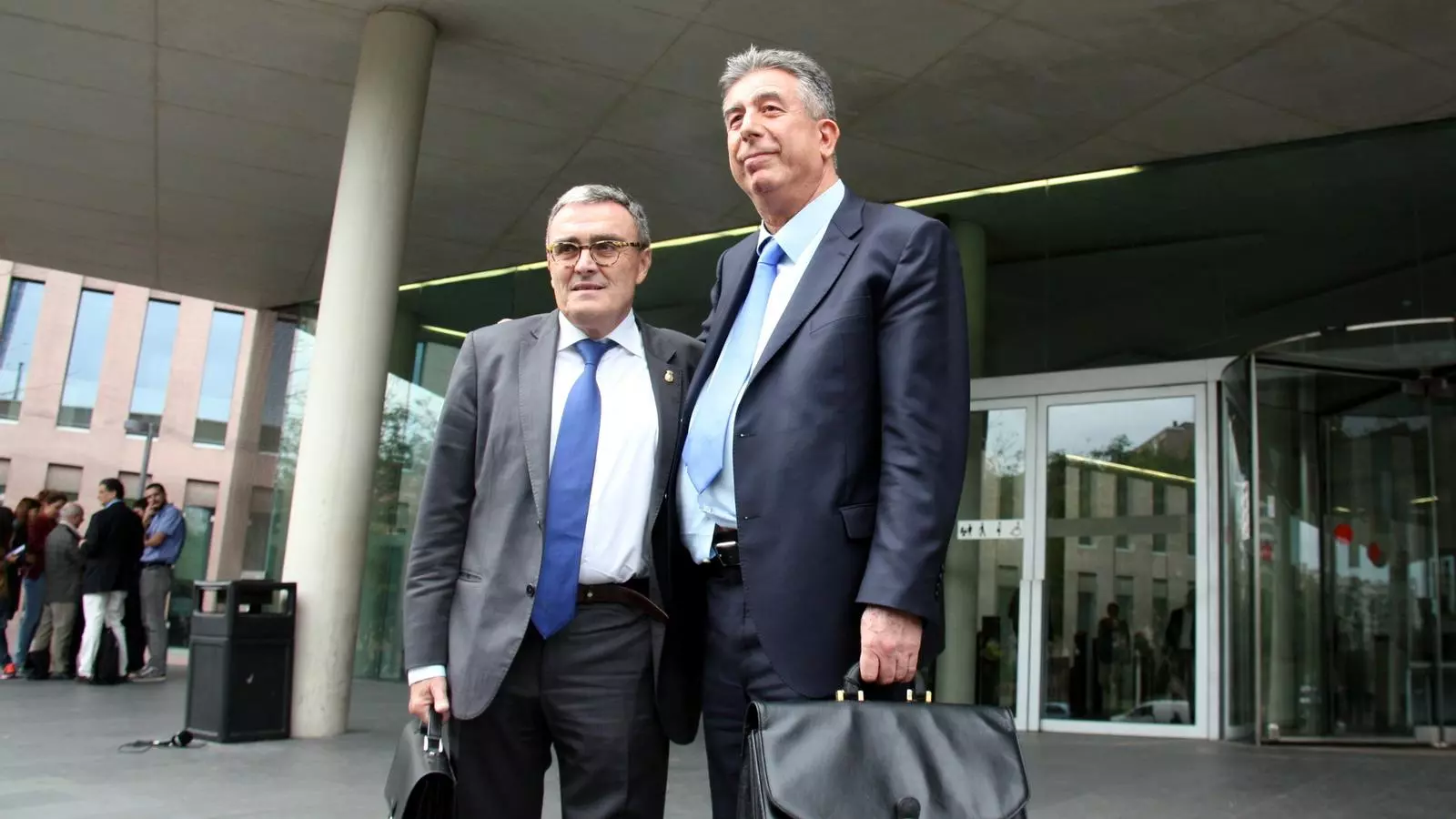 L'alcalde de Lleida, Àngel Ros, davant de la Ciutat de la Justícia de Barcelona aquest 1 d'octubre / ACN