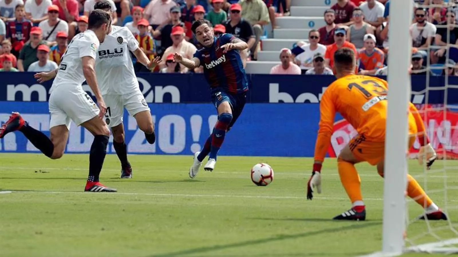 Roger, marcant el 2-1 contra el València