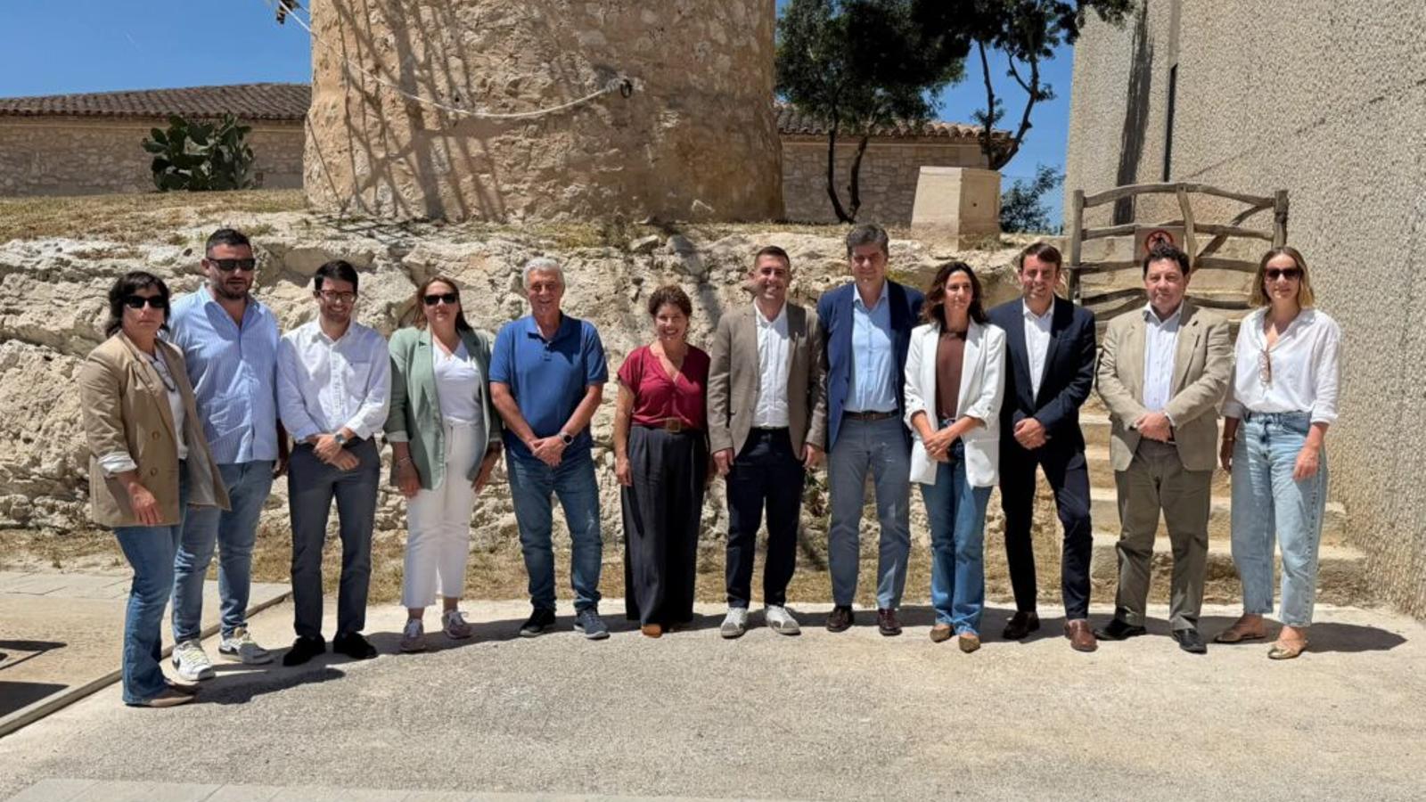 Autoritats polítiques i esportives a les portes del futur museu.