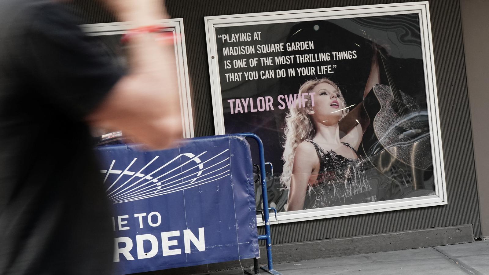 Uno de los laterales del Madison Square Garden con un cartel de Taylor Swift