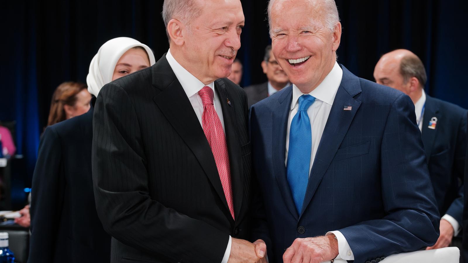 El president Joe Biden amb el President Recep Tayyip Erdogan d a la cimera de la OTAN de Madrid