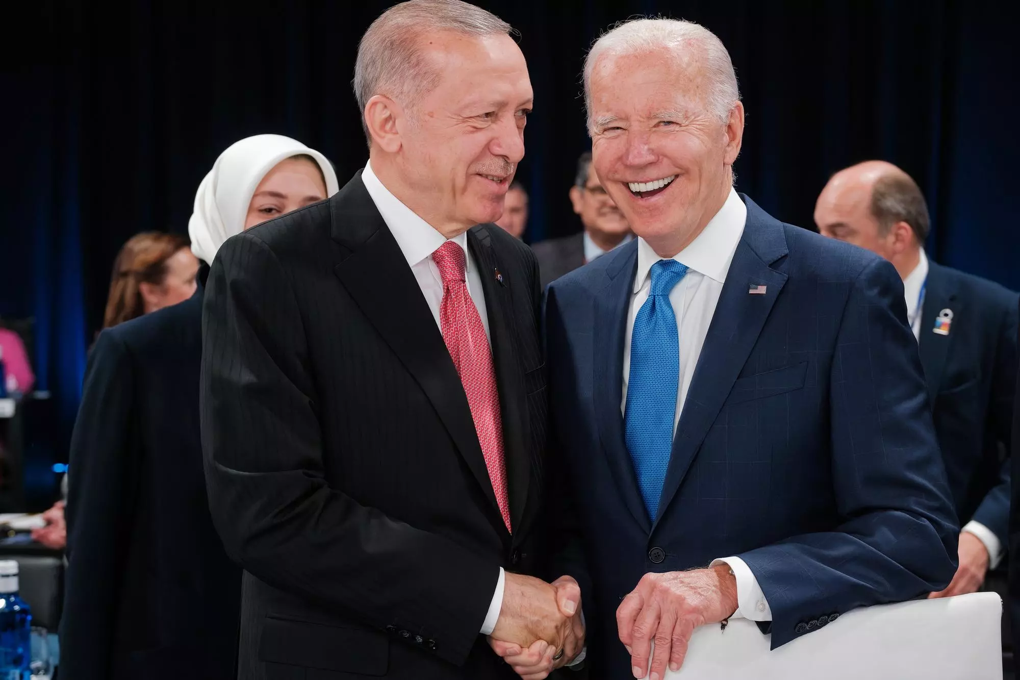 El president Joe Biden amb el President Recep Tayyip Erdogan d a la cimera de la OTAN de Madrid