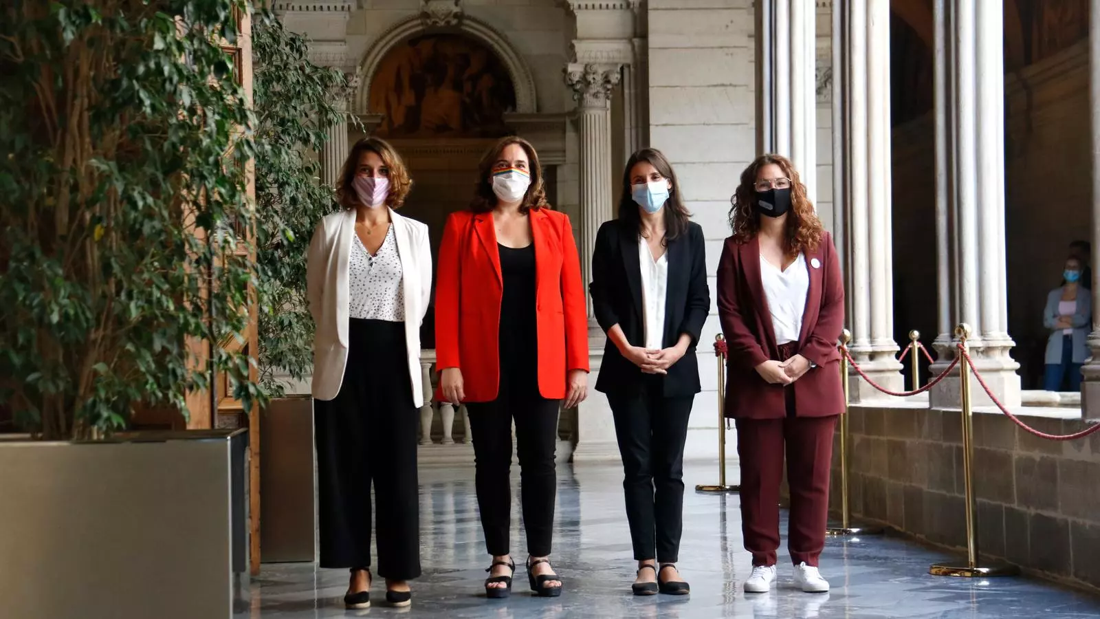 L'alcaldessa de Barcelona, Ada Colau, i la ministra d'Igualtat, Irene Montero, s'han reunit aquest matí a l'Ajuntament