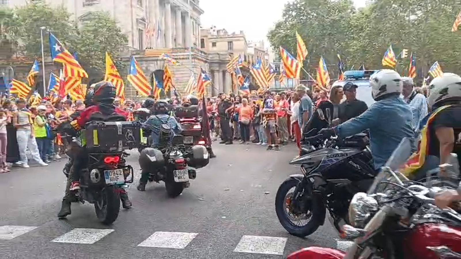 Desenes de motoristes surten de Pla de Palau