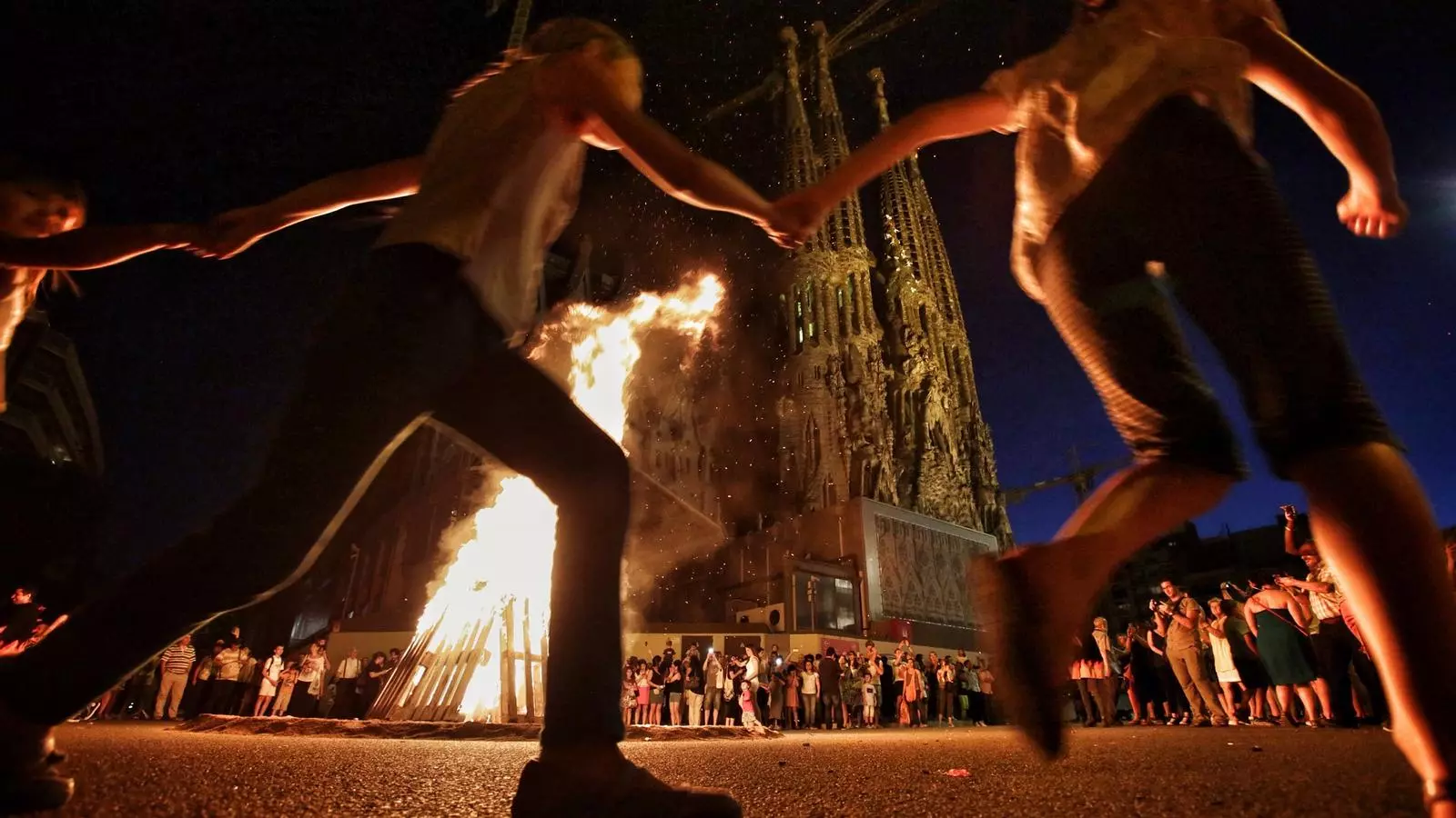 Una foguera de Sant Joan, ahir a prop de la Sagrada Família