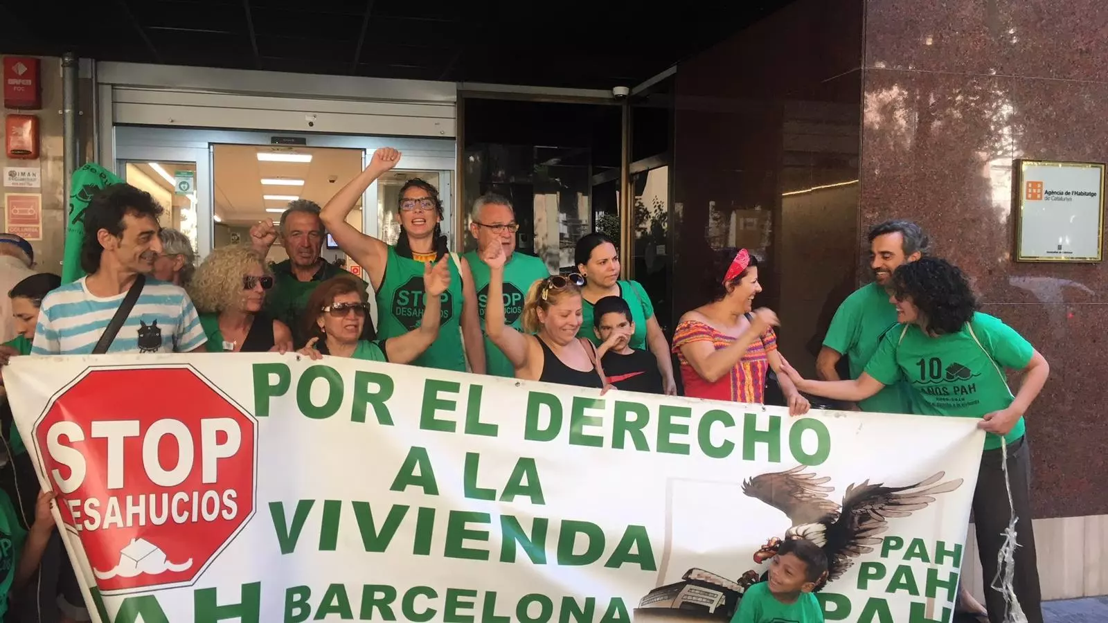 Activistes de la PAH quan ha acabat la reunió entre la Generalitat, el govern espanyol i l'Ajuntament