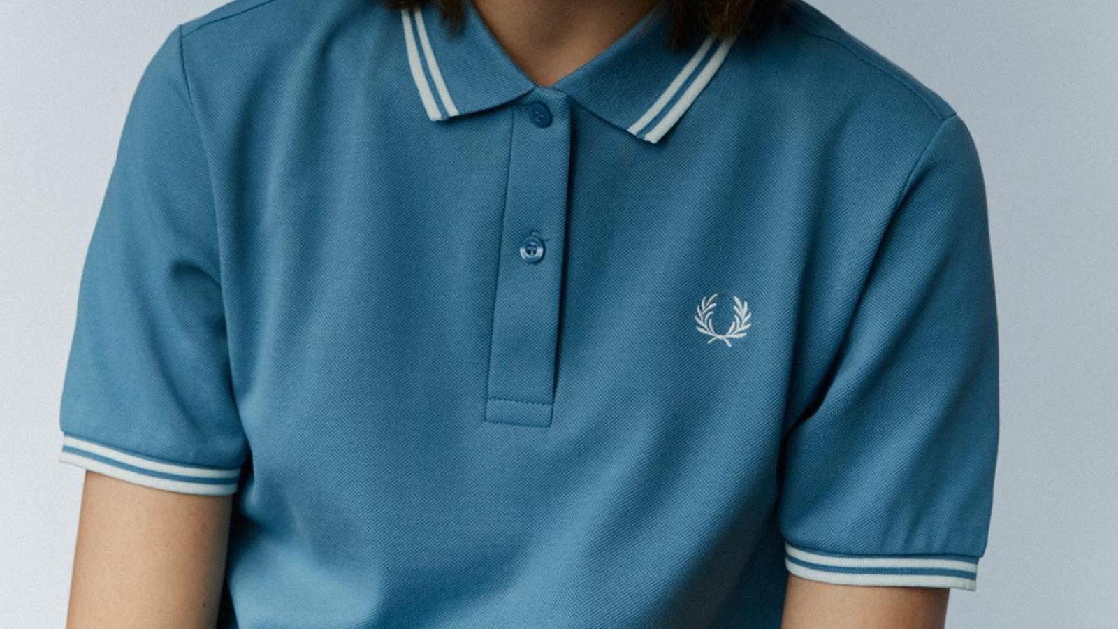 Un noi amb el polo clàssic de Fred Perry