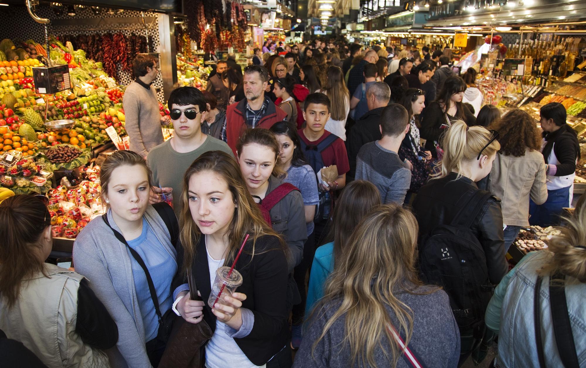 El passadís central del mercat de la Boqueria en un dia laborable