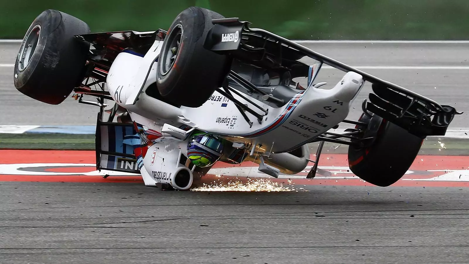 El Williams de Felipe Massa, després de xocar amb Magnussen al GP d'Alemanya de F-1 / KAI PFAFFENBACH / REUTERS