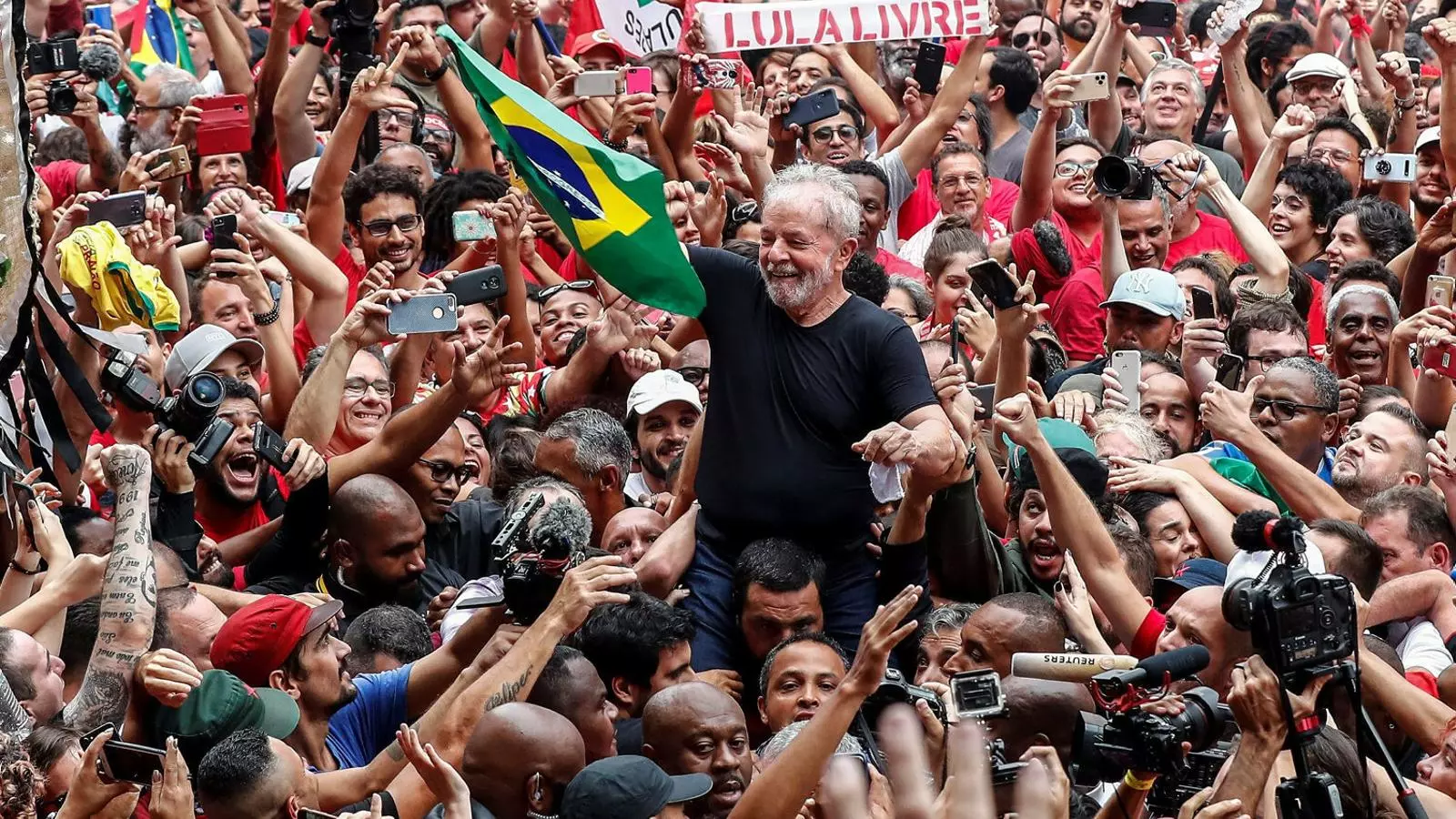 Lula és victorejat i els seus seguidors el porten a les espatlles, ahir a Sao Bernardo do Campo.