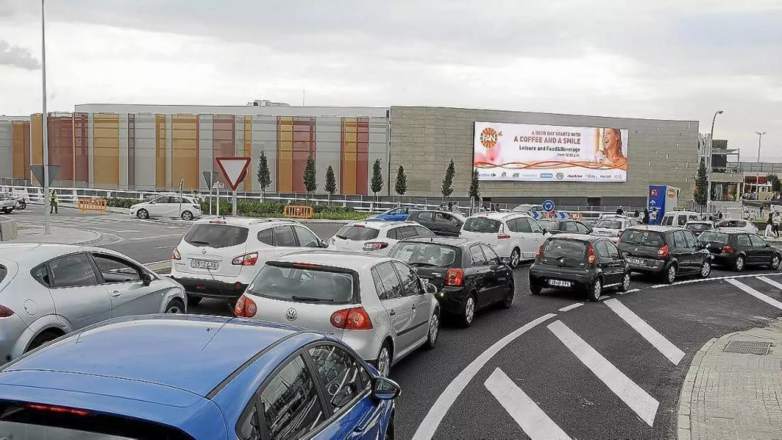 Ajuntaments i consells avaluaran els accessos als centres comercials