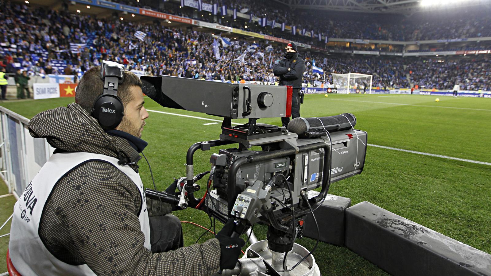Fútbol de pago Un cámara durante la retransmisión de un partido del Espanyol en Cornellà-el Prat. La Liga quiere que lo que se televise no sea gratis.