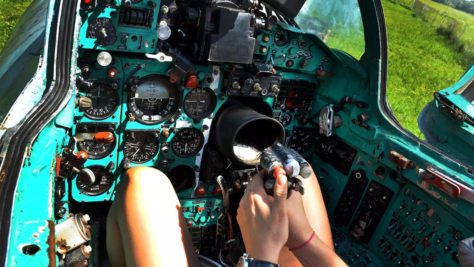 Per a la Sara, una de les protagonistes de la novel·la, és fonamental arribar a convertir-se en pilot d’avió comercial, i segueix tots els passos per aconseguir-ho.