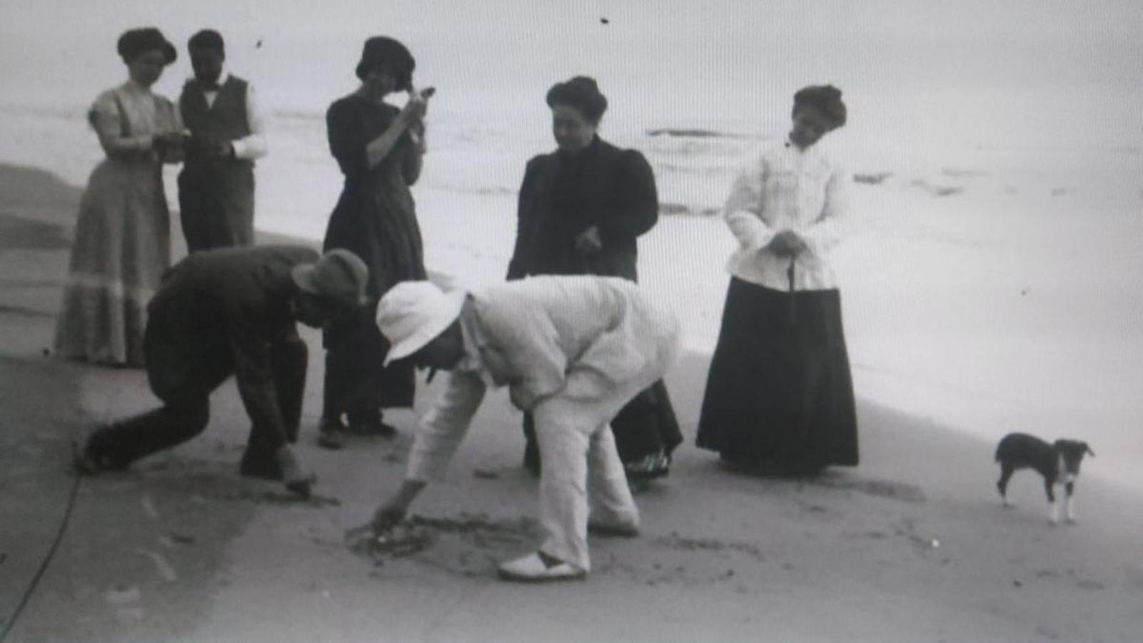 Pau Casals y su hermano Enric acompañados de amigos y familiares.