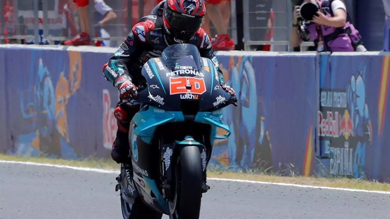 Marc Márquez cau i no acaba un Gran Premi de MotoGP guanyat per Quartararo