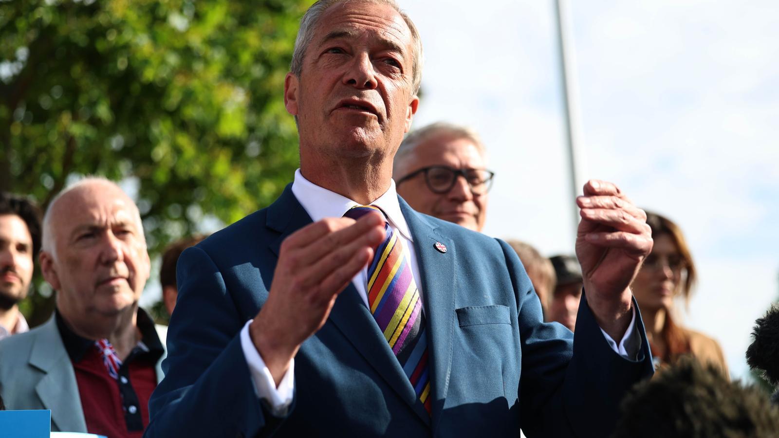 Nigel Farage, este viernes por la mañana, en las afueras del ayuntamiento del distrito de Havering, en Londres, donde el Partido Reformista ha logrado el control de este ayuntamiento.