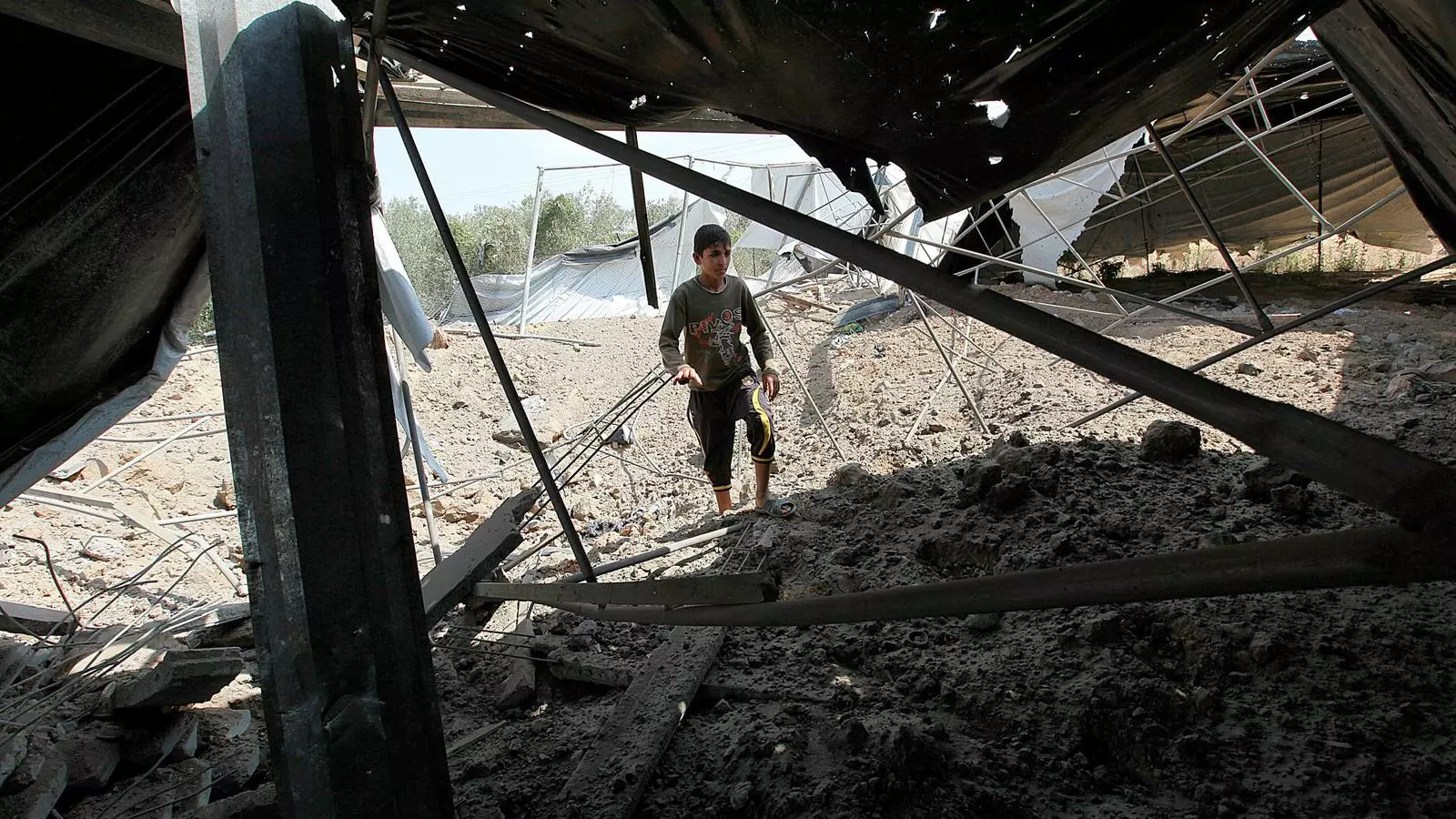 Un jove revisa les runes de la seva casa a Rafah, al sud de Gaza, després d'un bombardeig israelià / EFE
