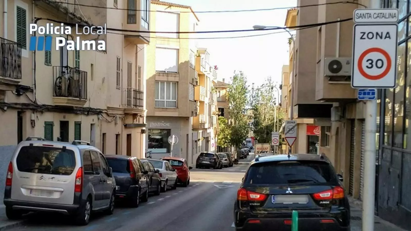Denuncien que l'Ajuntament de Palma deixi aparcar a les voreres d'alguns carrers de Santa Catalina