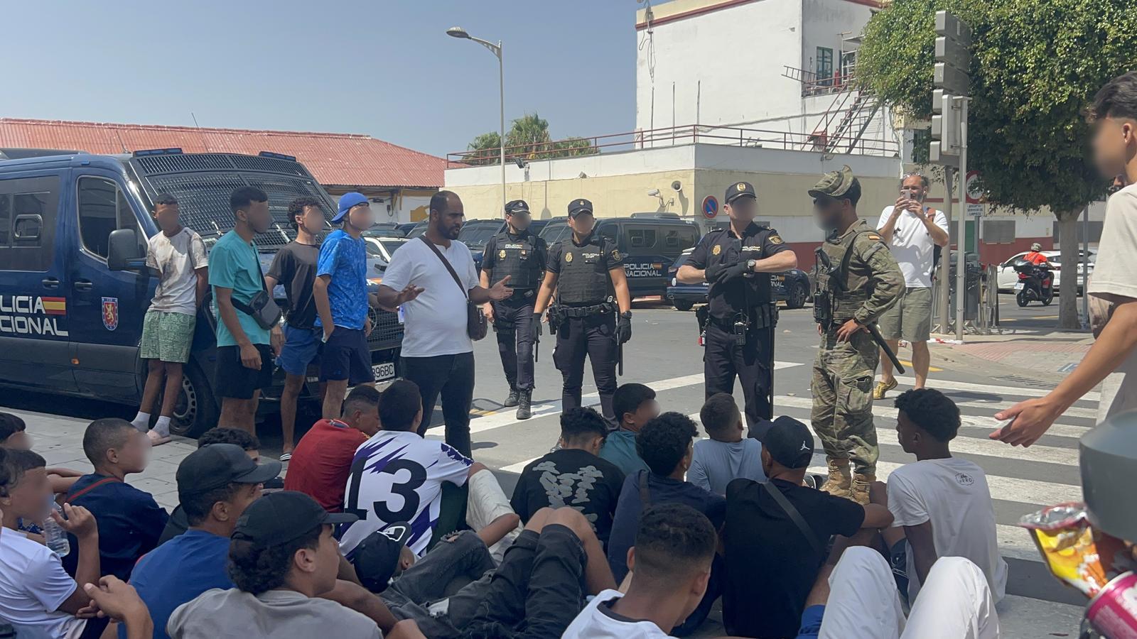 The Spanish army joins the tasks so that unaccompanied migrant minors are registered.