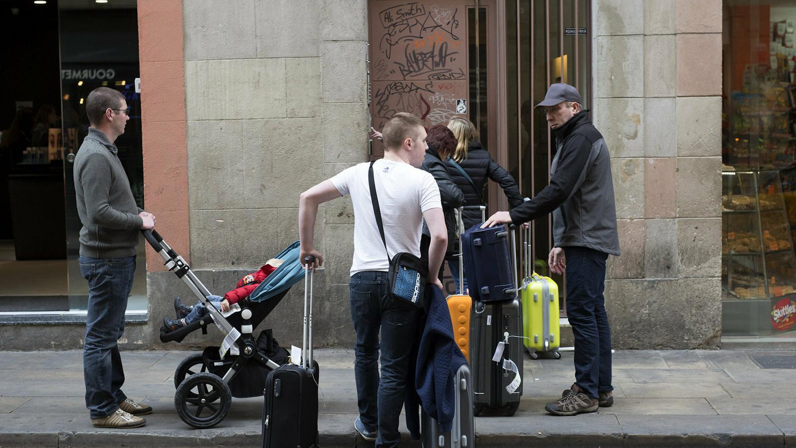 Un grup de turistes arribant a un pis a Barcelona, en una imatge d’arxiu.