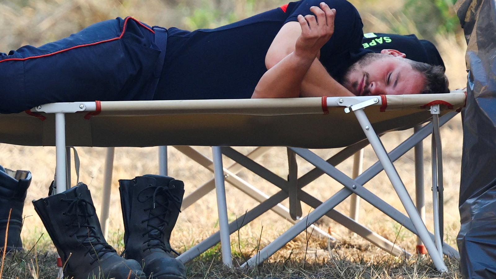 The firefighters are exhausted from working to extinguish the Gironde fire, which threatens Bordeaux.